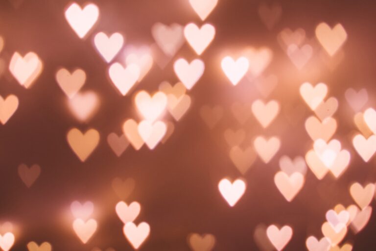 9 Soulmate Signs That Go Beyond Coincidences: A Healthy Guide to Meaningful Connection